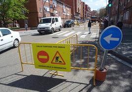 Obras de renovación de la red de agua potable en la calle Villabáñez durante la primera fase.