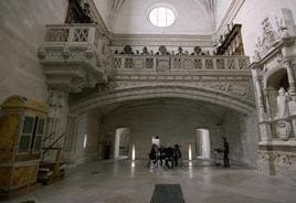 Fotograma del filme en la capilla del Colegio de San Gregorio, sede del Museo Nacional de Escultura.