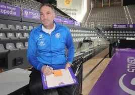 El técnico del Zunder Palencia, Luis Guil, ayer en el Pabellón de Deportes.