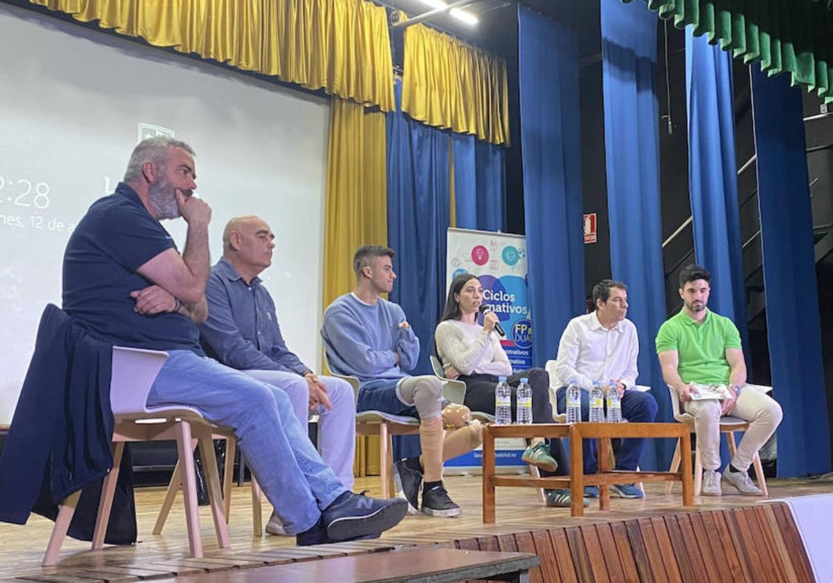 Eva Santidrián hablando durante la conferencia del deporte en el colegio La Salle.