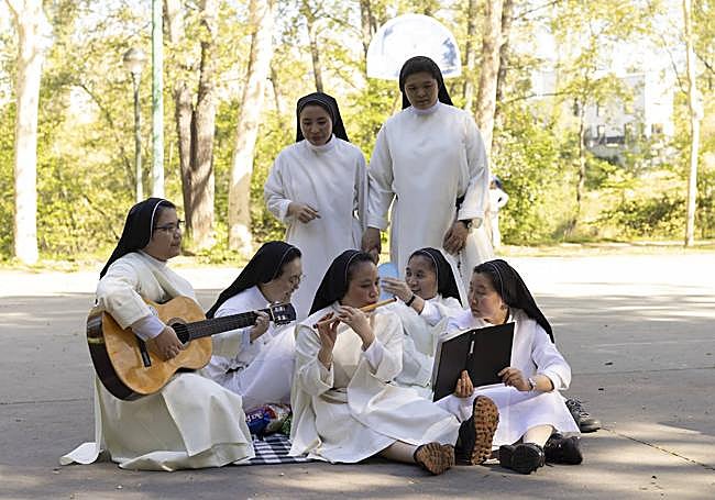 Las hermanas, durante un descanso musical en las pistas deportivas del Ribera de Castilla.