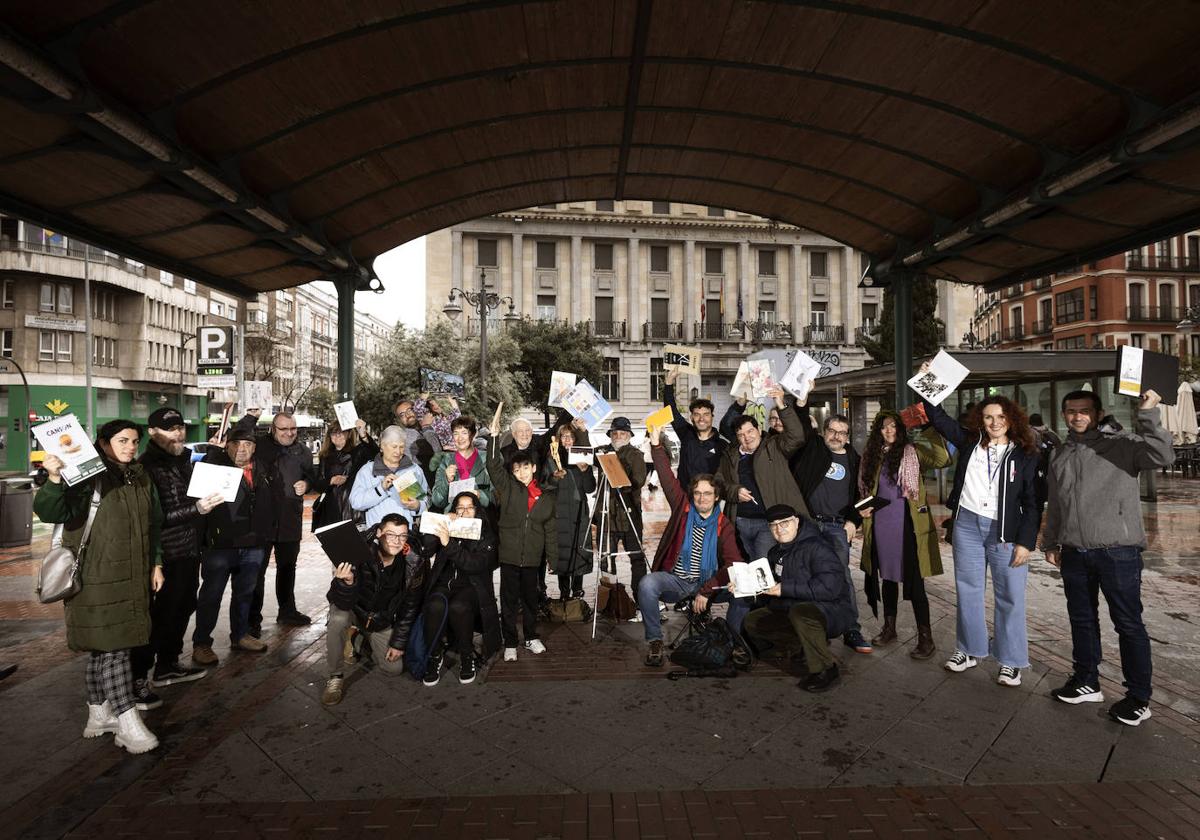 Los integrantes de Valladolid Dibuja, durante su último encuentro en la plaza de España, con los cuadernos en sus manos.