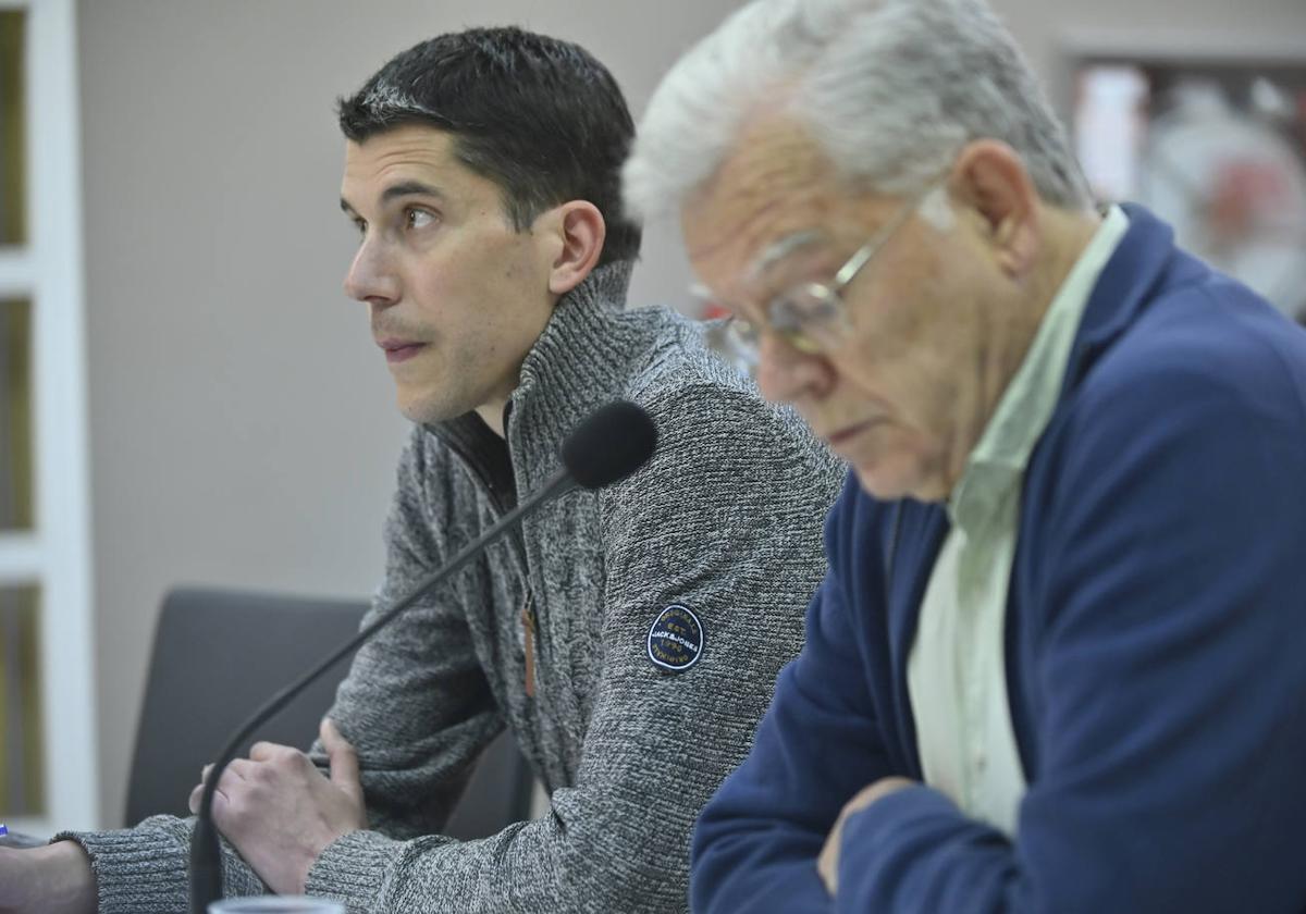 Eduardo Roldán, junto a Jorge Praga, en la presentación de su nueva obra.