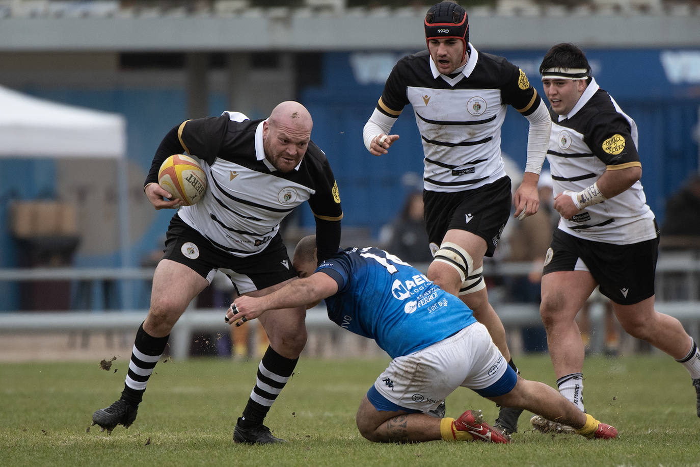 Andrés Alvarado carga contra un defensa rival en el partido contra UE Santboiana.