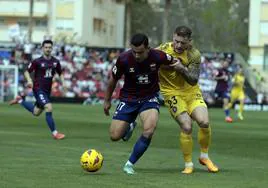 Clemente (izq.) protege el balón ante Diego Alende en el último Eldense-Andorra