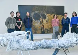 Seis artistas ante las figuras de Mònica Planas (cuarta por la izquierda) y, tras ellos, 'Collage', de Francesc Farreras, de 1962.