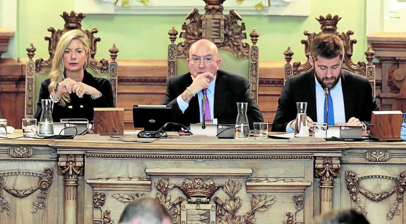 El alcalde, Jesús Julio Carnero, durante un pleno municipal.