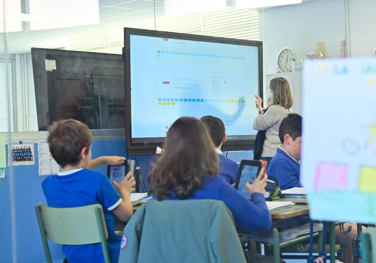 Los alumnos de La Salle trabajan en aulas con paredes de cristal para fomentar la codocencia