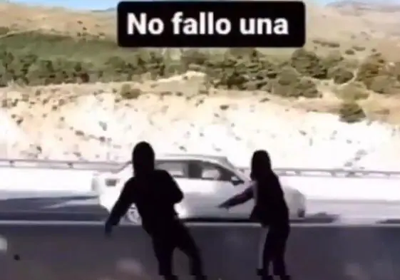 Captura del vídeo de dos menores encapuchados que lanzan huevos contra unos vehículos que pasan por la N-603.