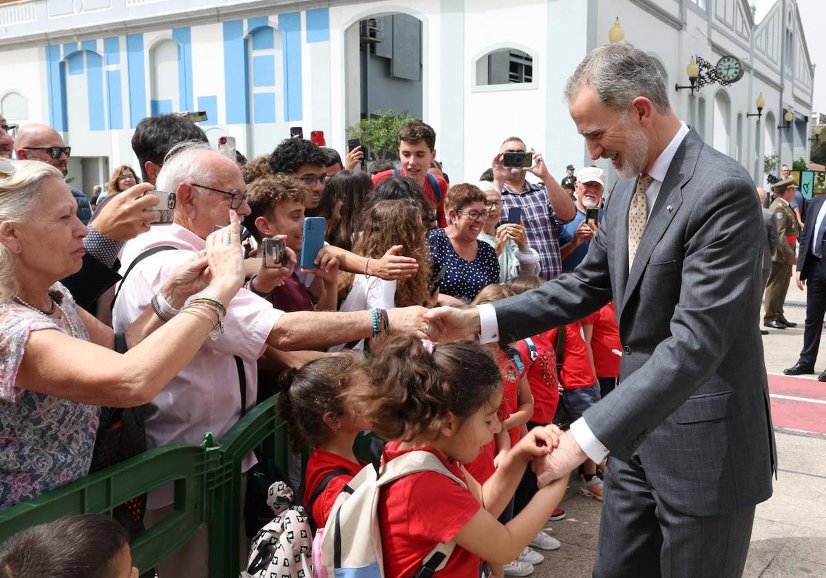 Una niña pellizca al rey Felipe VI en Las Palmas.