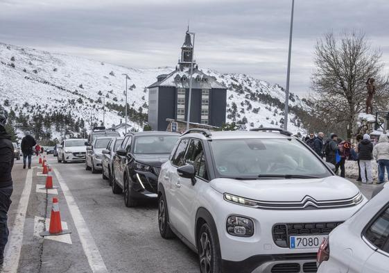 Una fila de coches en el acceso al puerto de Navacerrada, el pasado enero.