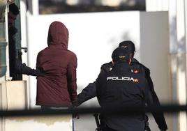 Varios agentes de la Policía Nacional, con un menor detenido.