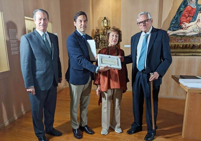 Antonio Sánchez Barrio, a la izquierda, junto a los donantes Concepción Gutiérrez y Luciano Díaz.
