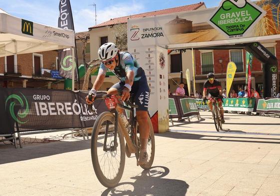 La francesa Axelle Dubau-Prevot, tras cruzar la meta en Villalpando.