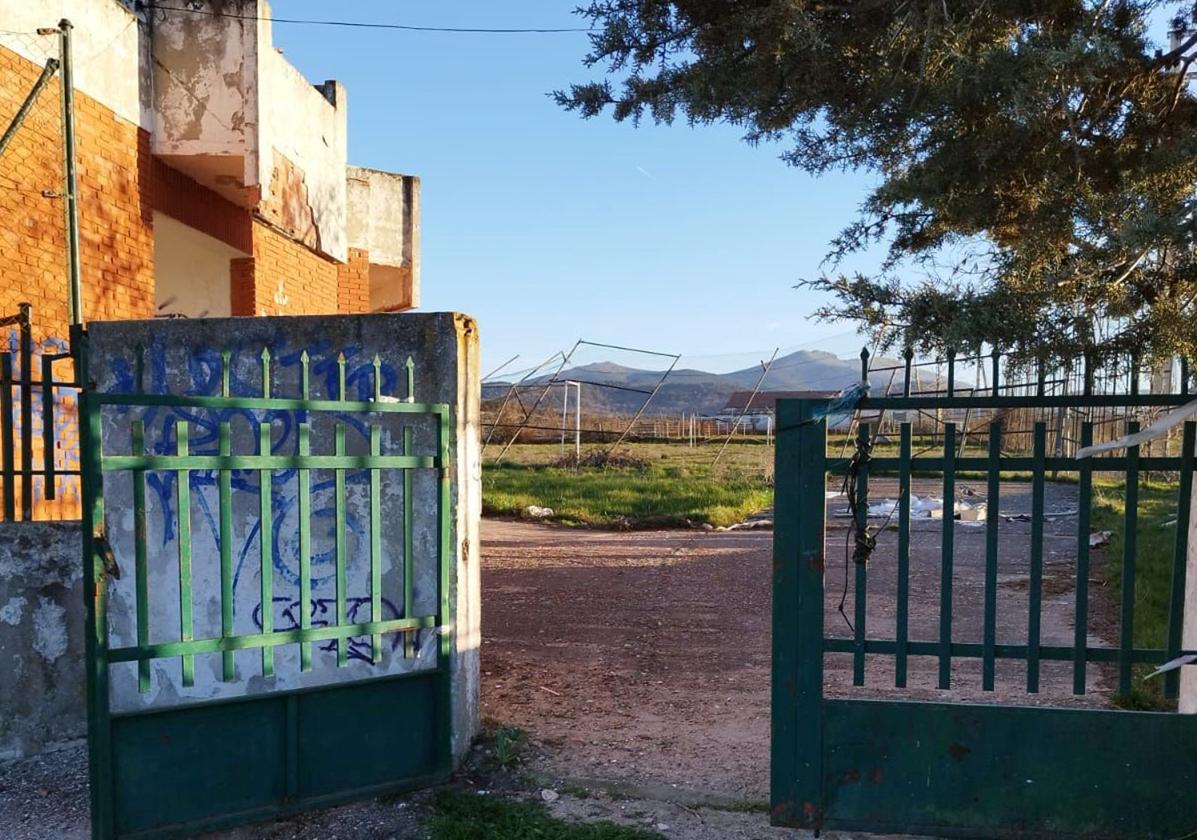 Uno de los accesos principales al colegio Saint Michael en Palazuelos de Eresma.