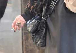 Una persona fuma en la capital palentina.