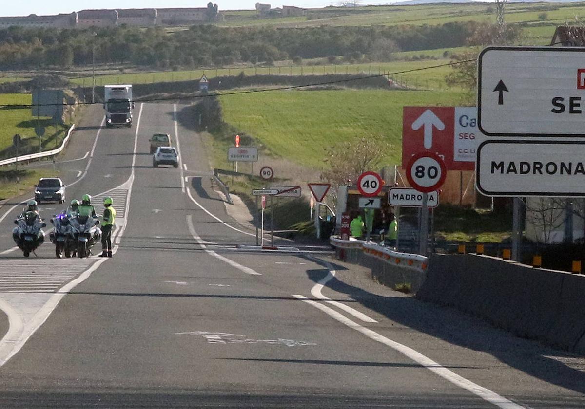 Varios agentes de la Guardia Civil, en un cruce de la N-110 en Madrona.