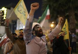 Ciudadanos iraníes celebran el ataque a Israel.