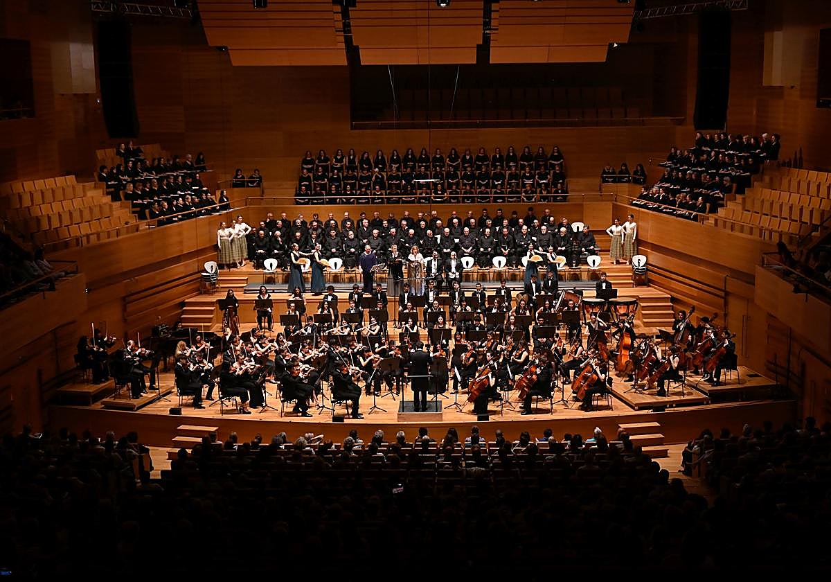 La Joven Orquesta Sinfónica de Valladolid junto a los coros,solistas y el ballet en el Auditorio Miguel Delibes.