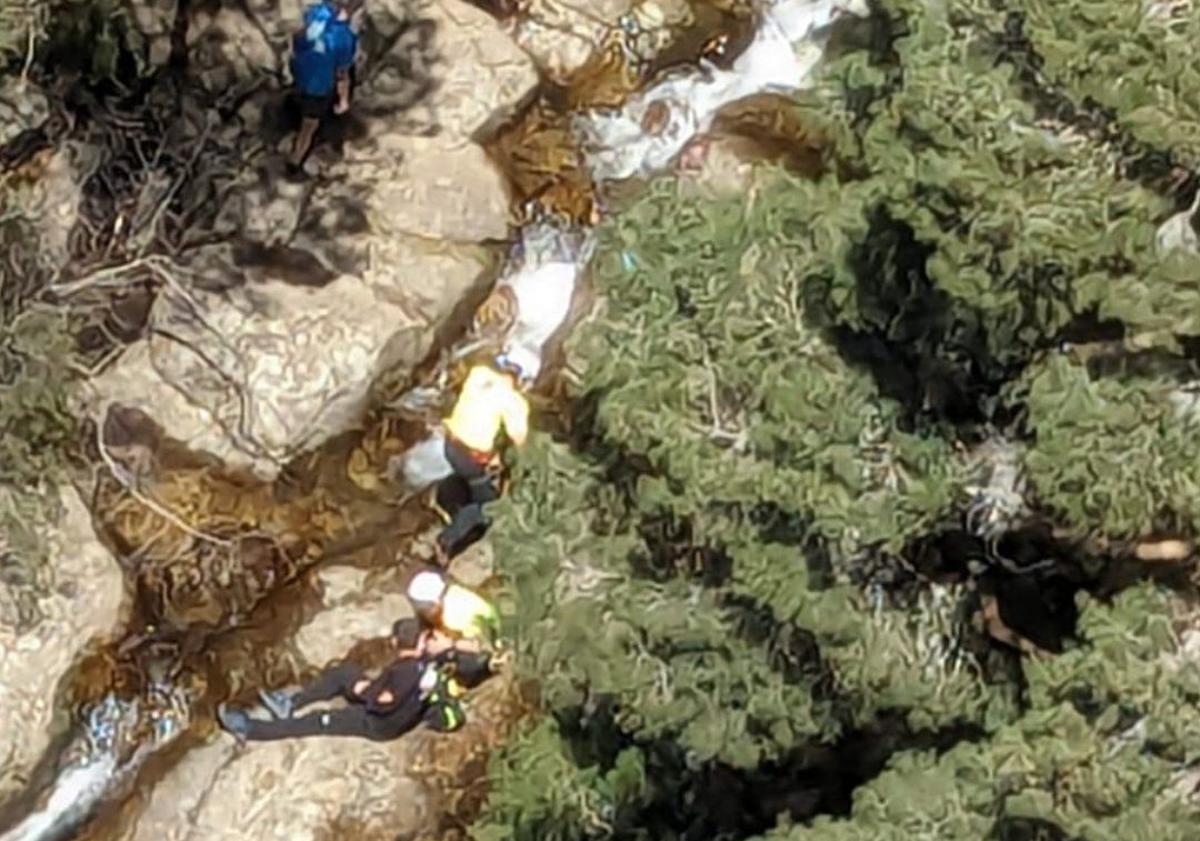 Imagen principal - Varios momentos del rescate en la cascada de la Chorranca, en el Real Sitio de San Ildefonso. 