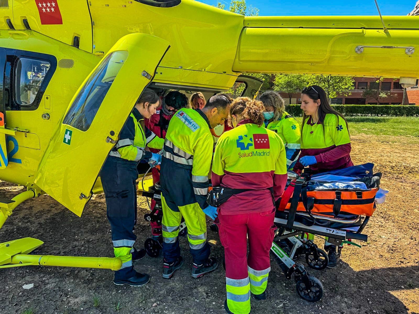 Un momento del rescate de un ciclista herido en la sierra de Guadarrama, este sábado.