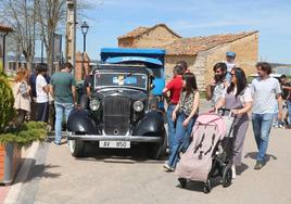 Familias enteras pasearon por Herrera de Valdecañas y disfrutaron de los coches.