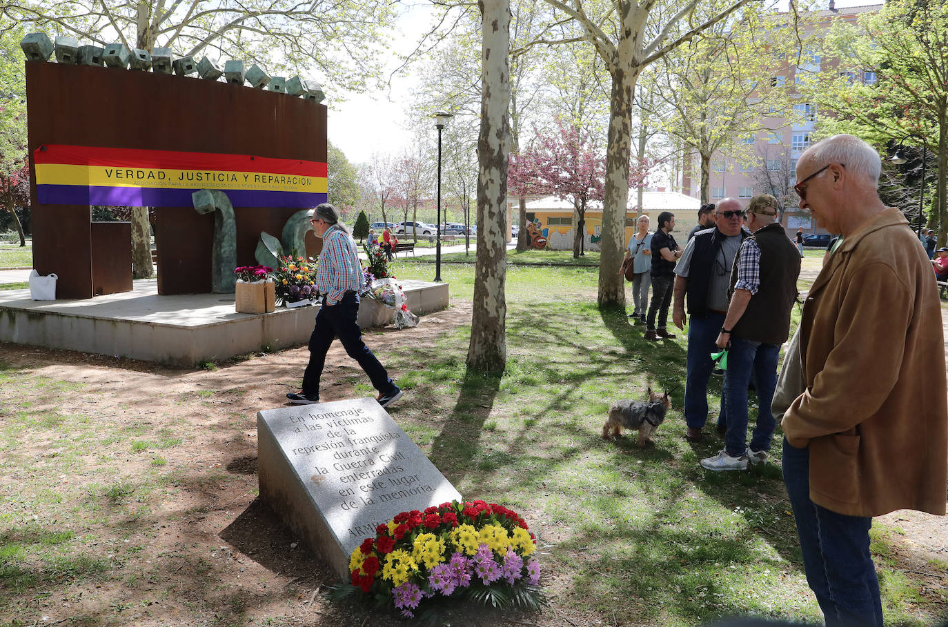Palencia rememora la II República en torno al Monumento de la Carcavilla
