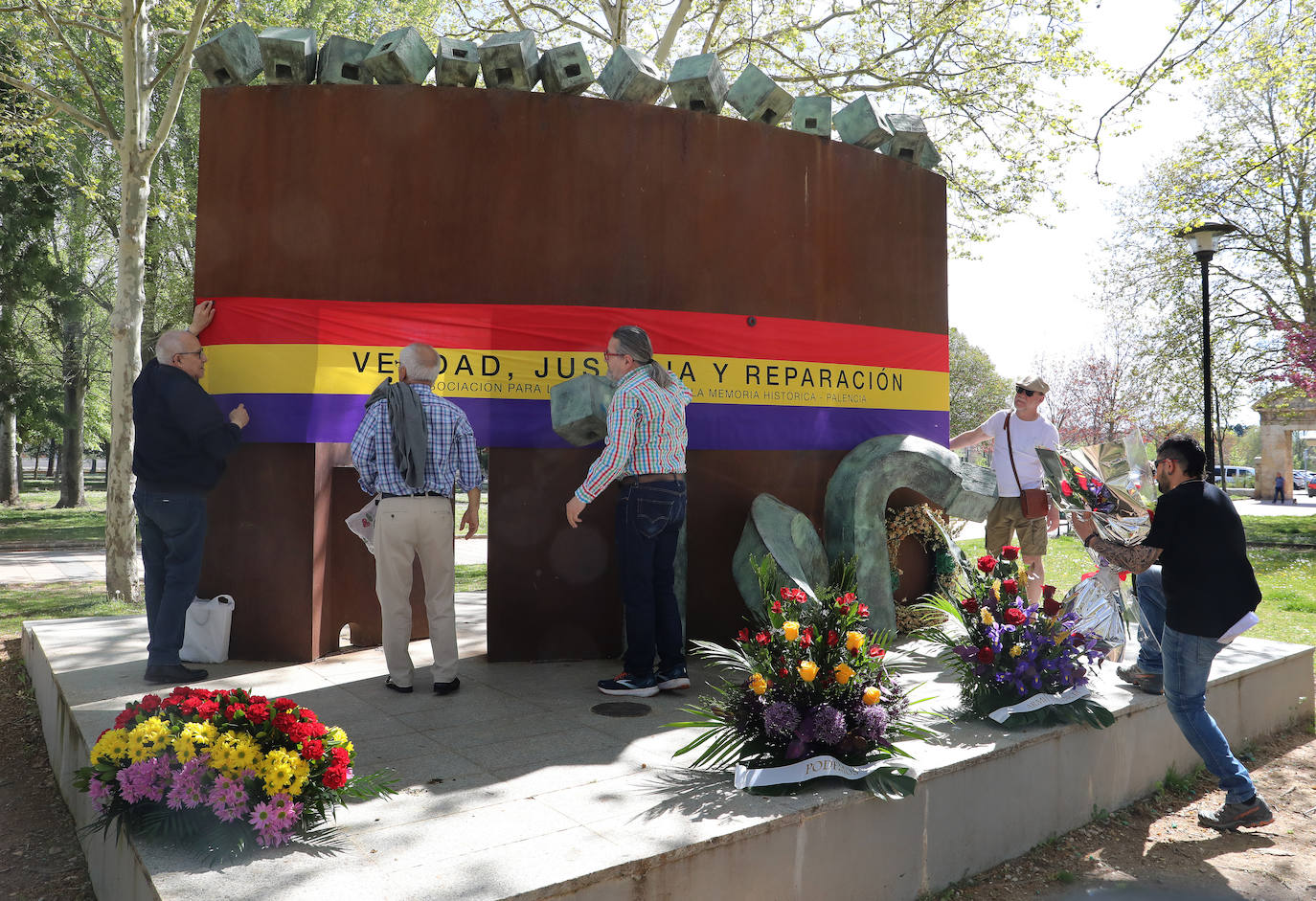 Palencia rememora la II República en torno al Monumento de la Carcavilla