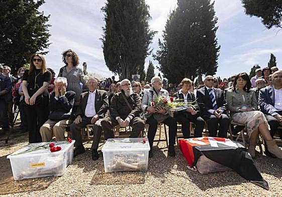 Familiares de Casimiro Maestro, Angel Egaña y Emilio Pedredo tras la entrega de los restos.