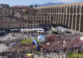 Cientos de corredores, durante la salida de la Media Maratón de Segovia 2024 a los pies del Acueducto.