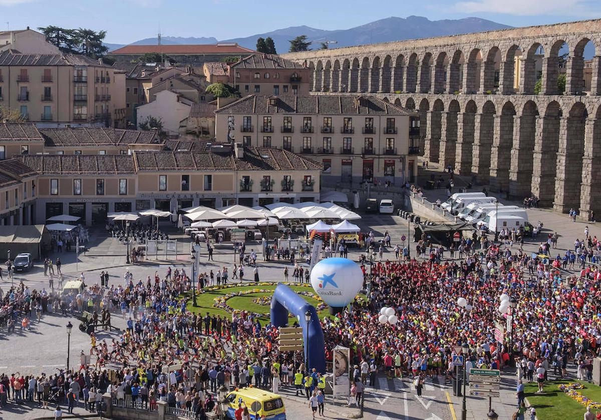 Cientos de corredores, durante la salida de la Media Maratón de Segovia 2024 a los pies del Acueducto.