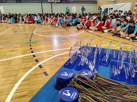 Los deportistas y los trofeos que se entregaron en la ceremonia de clausura