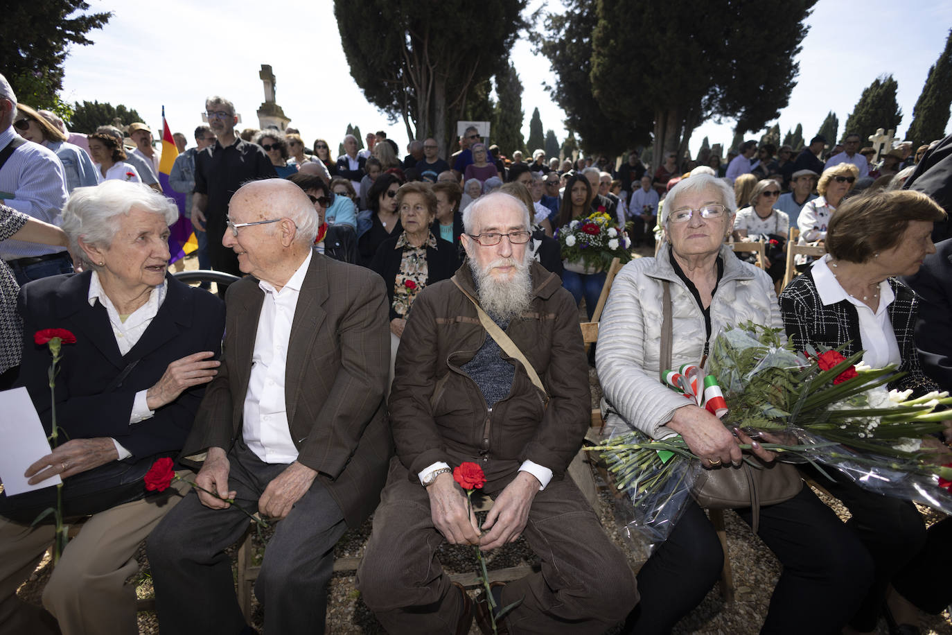 Familiares y allegados presentes en el acto de reconocimiento.