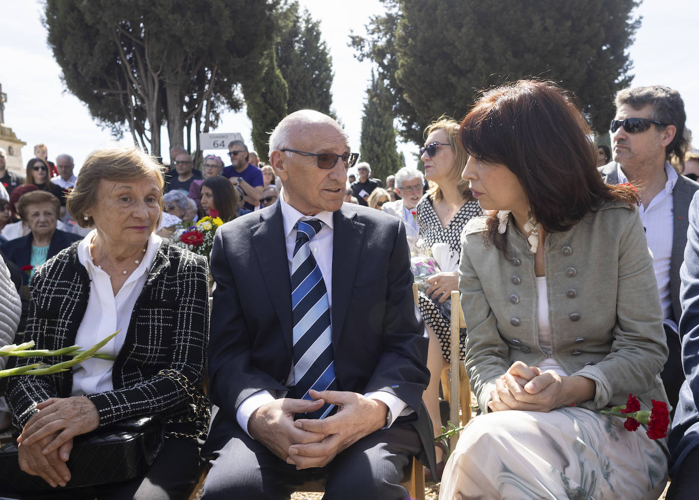 La ministra de Igualdad conversa con familiares de represaliados.