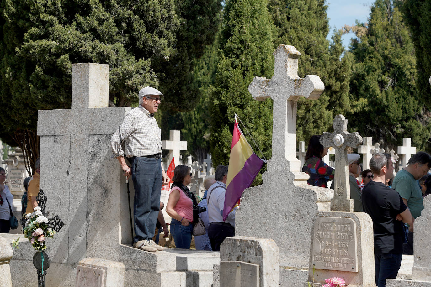 Asistentes al acto entre los panteones del camposanto vallisoletano