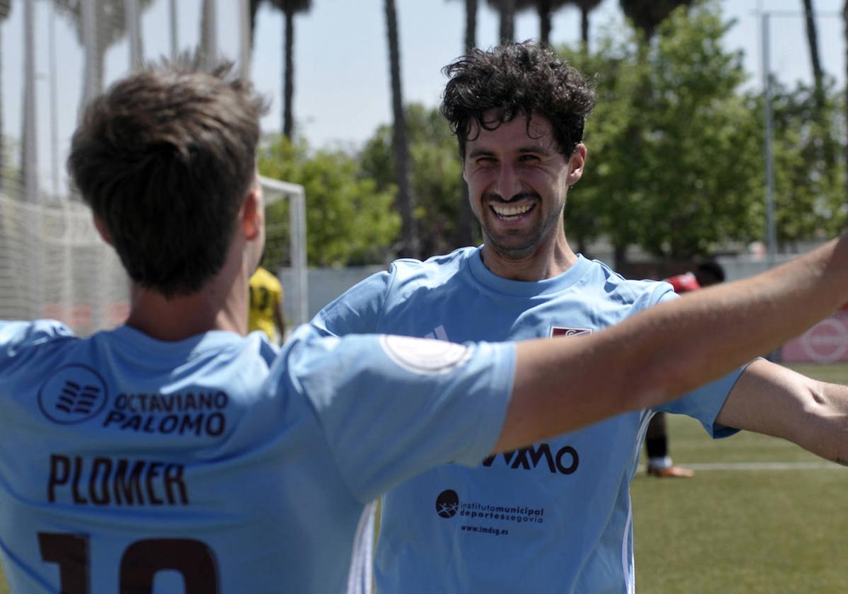 Dani Plomer y Pedro Astray celebran el tanto del balear ante el Montijo.