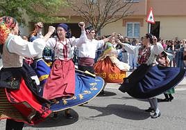 Bailes regionales marcan el comienzo de las fiestas en el barrio del Cristo.