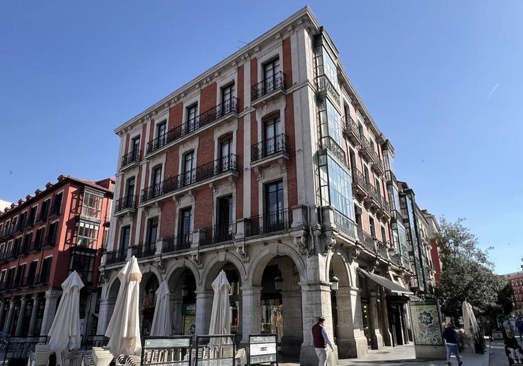 El edificio que albergó el Hotel Moderno de la Plaza Mayor