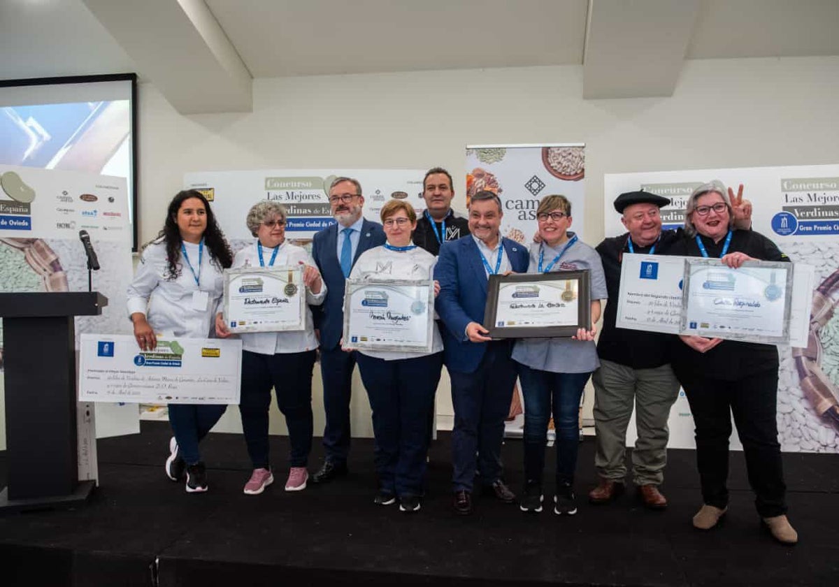 Premiados del concurso. Yolanda Martín -tercera por la izquierda-, propietaria de Mesón Maryobeli, de Cogeces del Monte, posa con el diploma acreditativo del tercer puesto. Su marido, Modesto Herguedas, posa tras ella -segundo por la izquierda de la segunda fila-.