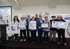 Premiados del concurso. Yolanda Martín -tercera por la izquierda-, propietaria de Mesón Maryobeli, de Cogeces del Monte, posa con el diploma acreditativo del tercer puesto. Su marido, Modesto Herguedas, posa tras ella -segundo por la izquierda de la segunda fila-.