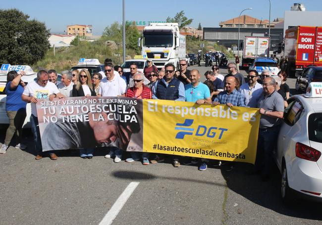 Representante de las autoescuelas, tras la pancarta con el lema de la protesta.