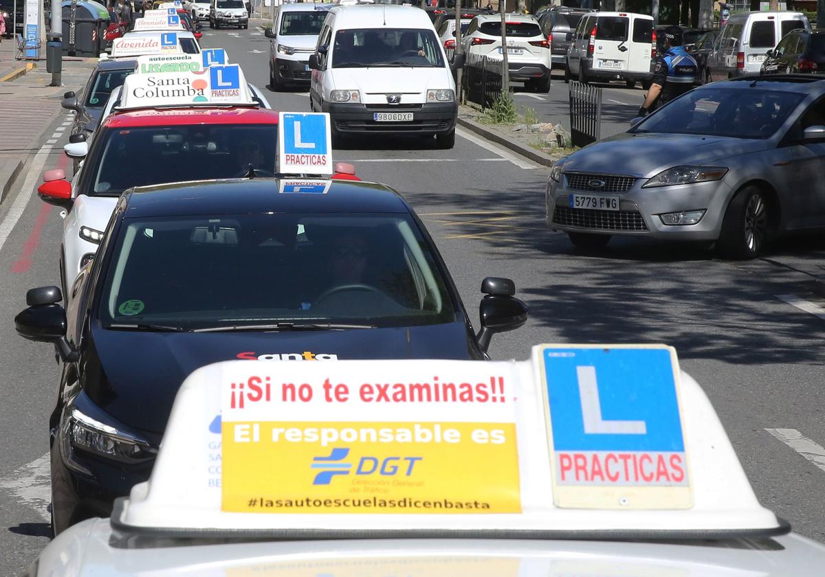 Hilera de automóviles de autoescuelas de Segovia en la protesta que ha tenido lugar este lunes por la ciudad.