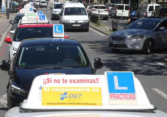 Hilera de automóviles de autoescuelas de Segovia en la protesta que ha tenido lugar este lunes por la ciudad.