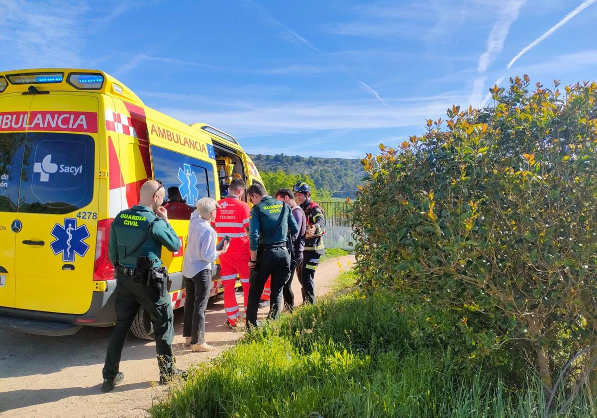 Guardia Civil, bomberos y sanitarios atienden al ciclista, este domingo.