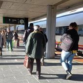 Varios pasajeros, en un andén de la estación Segovia-Guiomar.