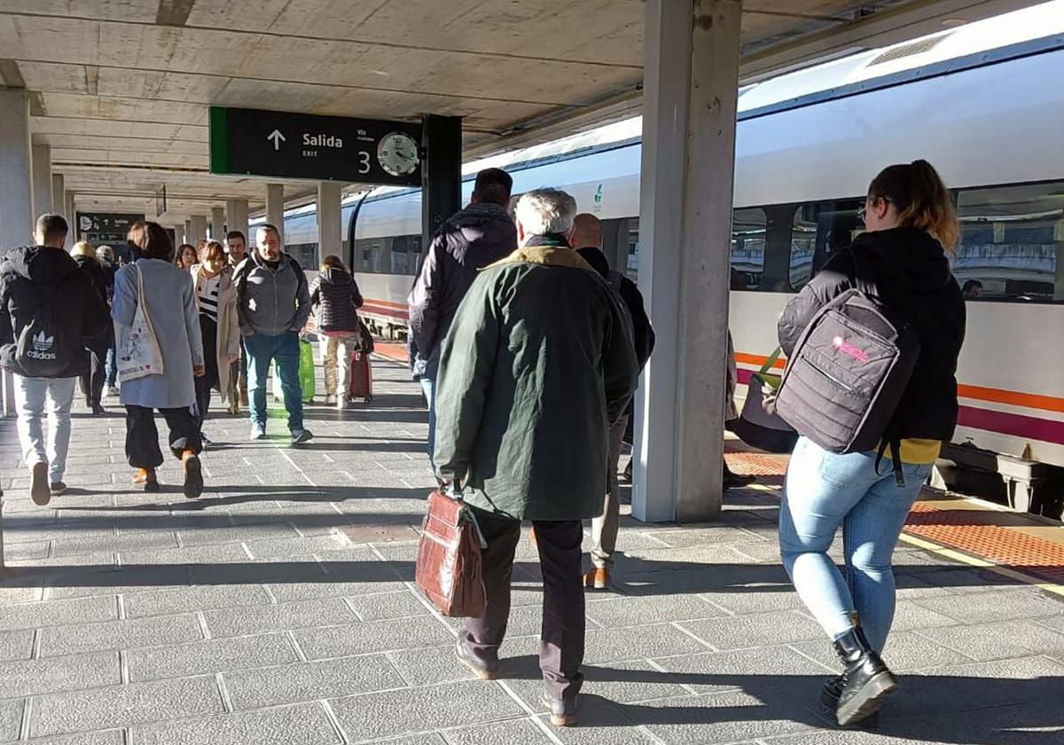 Varios pasajeros, en un andén de la estación Segovia-Guiomar.