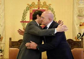 El presidente de la Junta, Alfonso Fernández Mañueco (izquierda), se abraza este lunes con el alcalde de Valladolid, Jesús Julio Carnero.