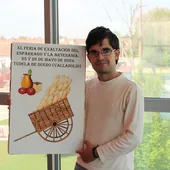 Marcos Rodríguez posando junto a su cartel