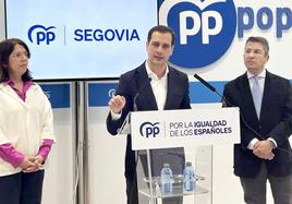 María Cuesta, Pablo Pérez Coronado y Pedro Muñoz, en la sede del Partido Popular en Segovia.