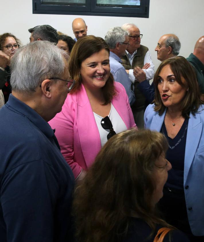 Imagen secundaria 2 - Asistentes a la inauguración de la exposición, entre ellos la exalcaldesa de Segovia, Clara Luquero, y la exvicepresidenta del Gobierno, María Teresa Fernández de la Vega.